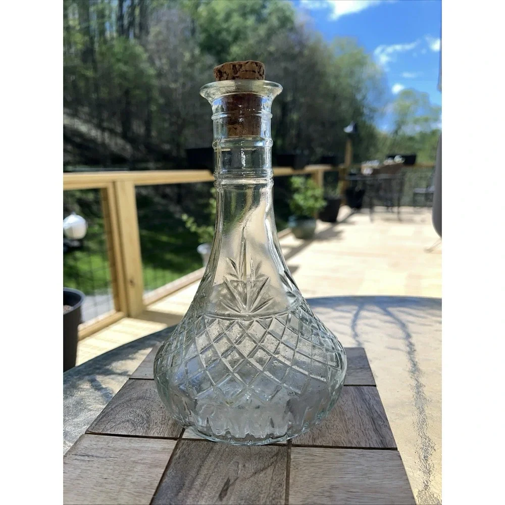 Vtg Diamond Glass Decanter Mogen David MD 1980-6 Cork Stopper Approx. 9.5